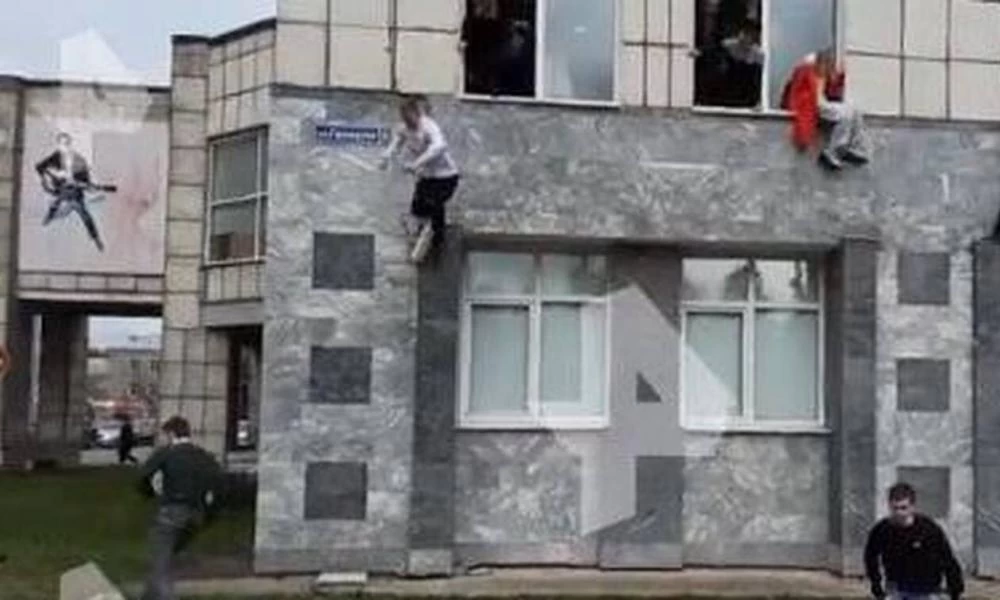Ρωσία: Άγνωστος αιματοκύλησε πανεπιστήμιο - Κρεμιούνται από τα παράθυρα για να σωθούν
